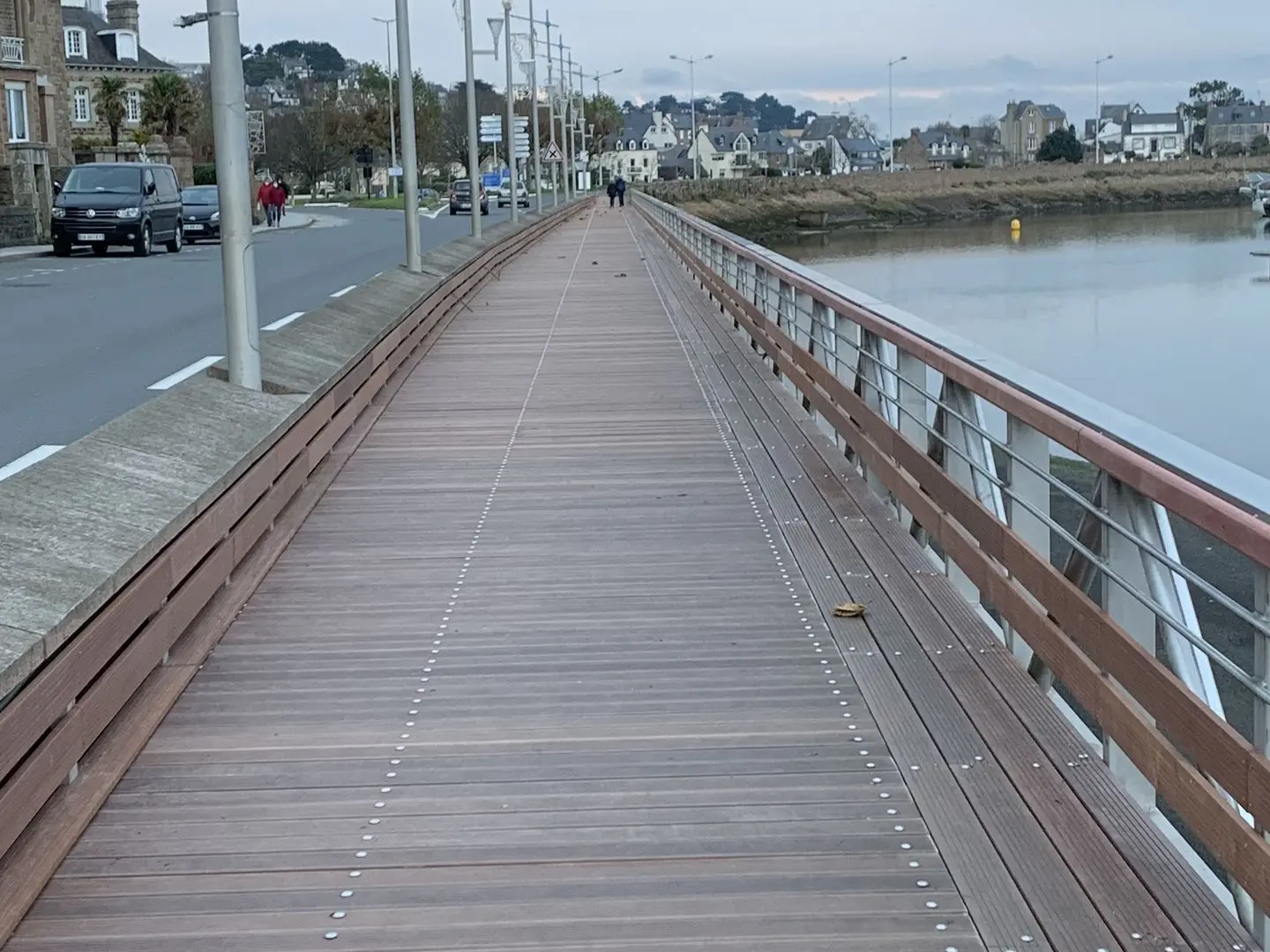 passerelle en bois massif