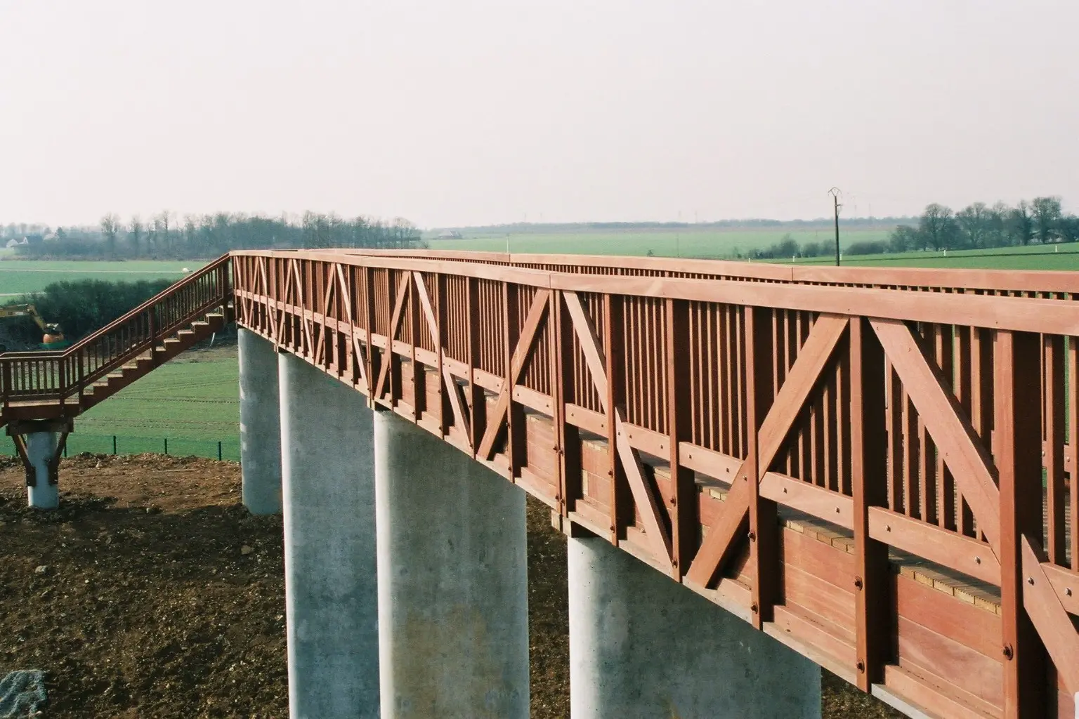 passerelle en bois massif et lamellé-collé